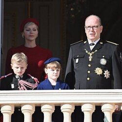 Alberto, Charlene, Jacques y Gabriella de Mónaco en el balcón de palacio en el Día Nacional de Mónaco 2023