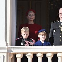 Alberto, Charlene, Jacques y Gabriella de Mónaco en el balcón de palacio en el Día Nacional de Mónaco 2023