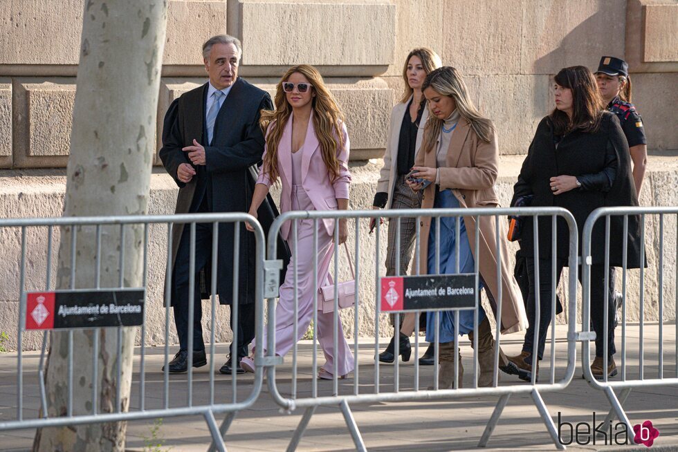 Shakira junto a sus abogados llegando a su juicio con Hacienda