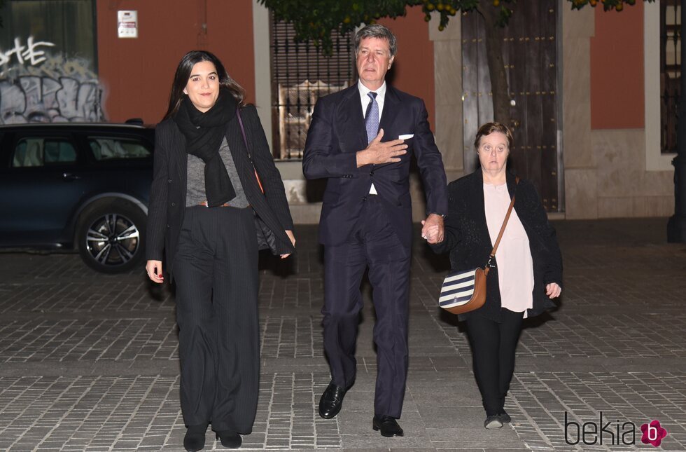 Cayetano Martínez de Irujo, Bárbara Mirjan y Margaret en la misa funeral por el noveno aniversario de la muerte de su madre