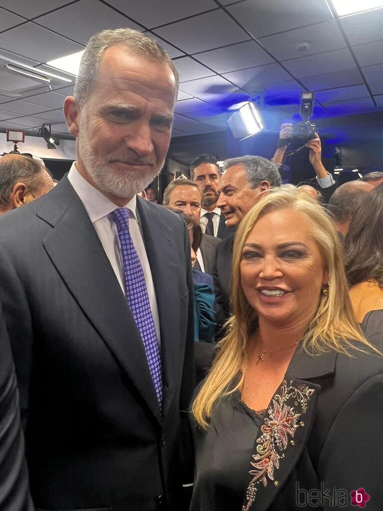 Belén Esteban con el Rey Felipe VI en el aniversario de La Razón