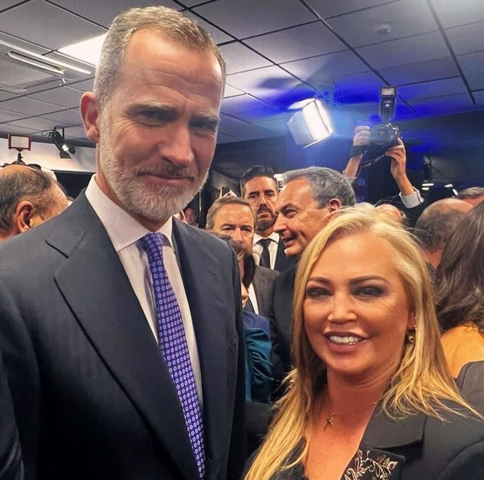 Belén Esteban con el Rey Felipe VI en el aniversario de La Razón