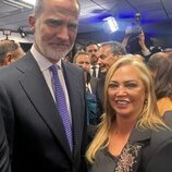 Belén Esteban con el Rey Felipe VI en el aniversario de La Razón