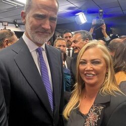 Belén Esteban con el Rey Felipe VI en el aniversario de La Razón