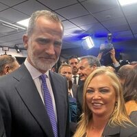 Belén Esteban con el Rey Felipe VI en el aniversario de La Razón