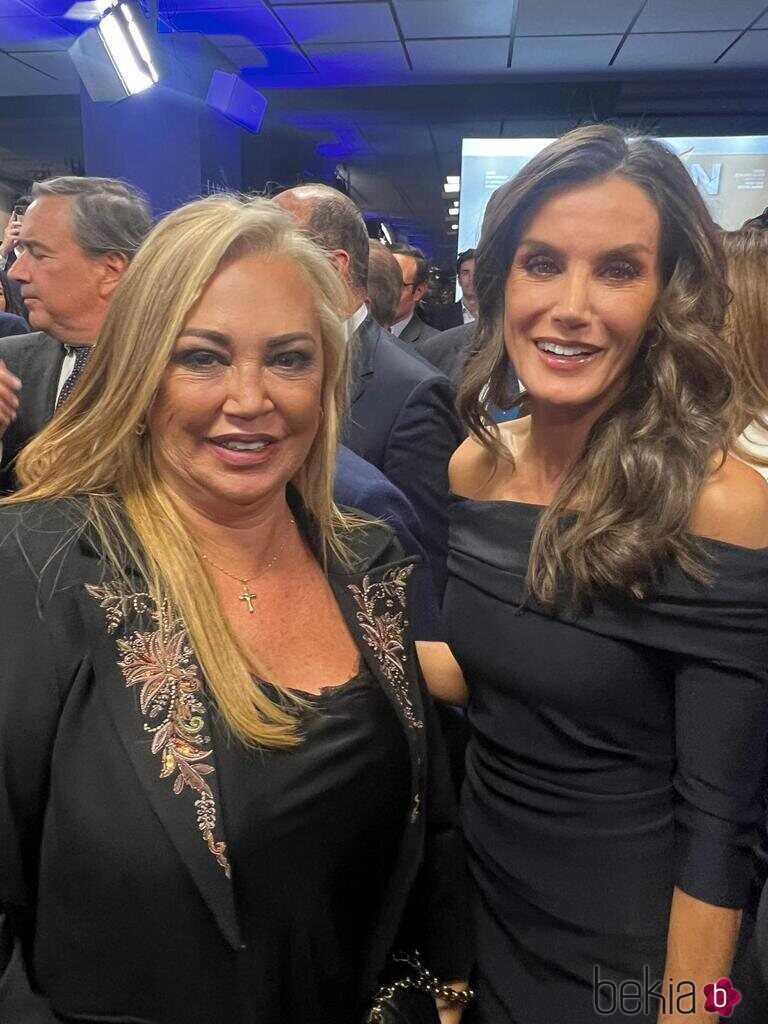 Belén Esteban con la Reina Letizia en el aniversario de La Razón