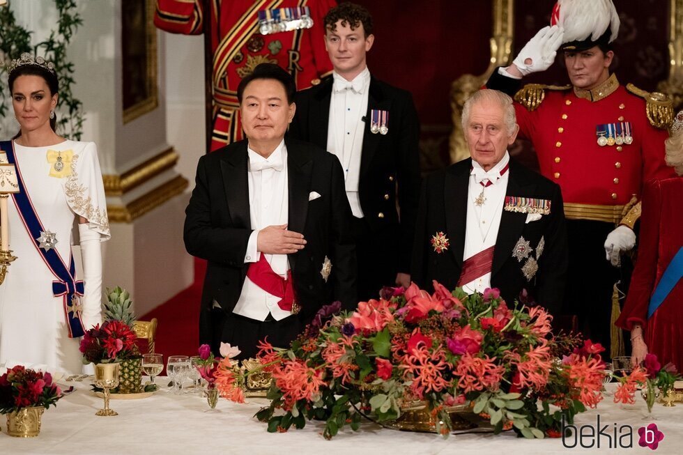 Kate Middleton, el Presidente de la República de Corea Yoon Suk Yeol y el Rey Carlos III en Buckingham