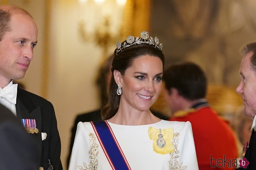 Kate Middleton y el Príncipe Guillermo de Inglaterra en una cena de gala