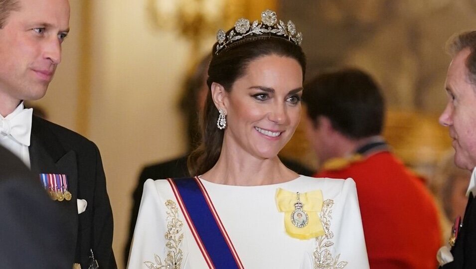 Kate Middleton y el Príncipe Guillermo de Inglaterra en una cena de gala