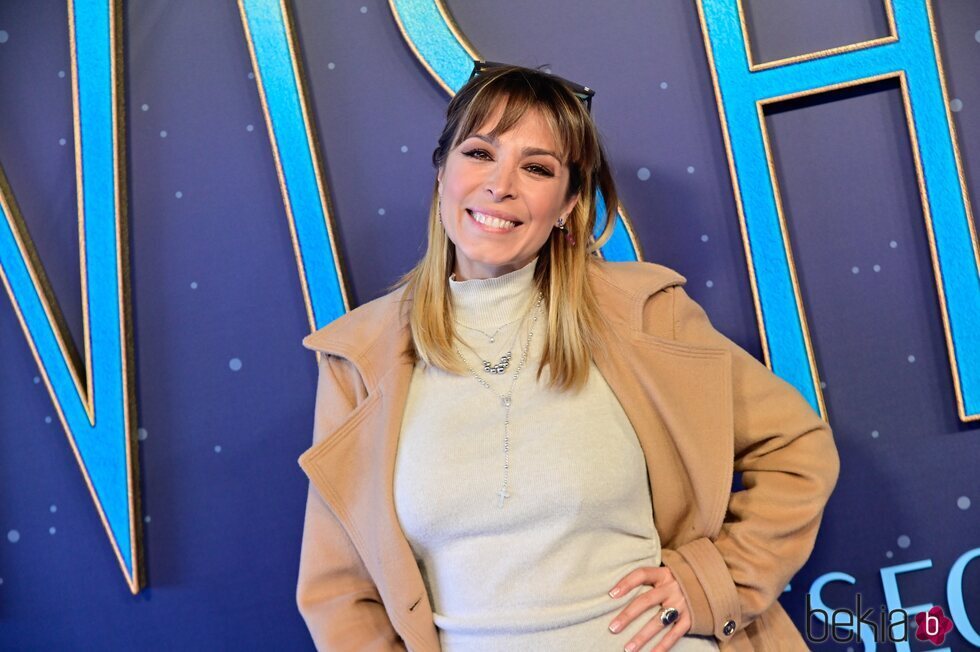 Gisela, sonriente presumiendo de embarazo en la premiere de 'Wish'