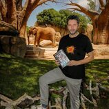 Manuel Ríos San Martín con su novela 'El olor del miedo' en el Bioparc de Valencia