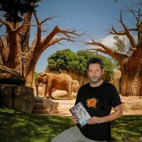 Manuel Ríos San Martín con su novela 'El olor del miedo' en el Bioparc de Valencia