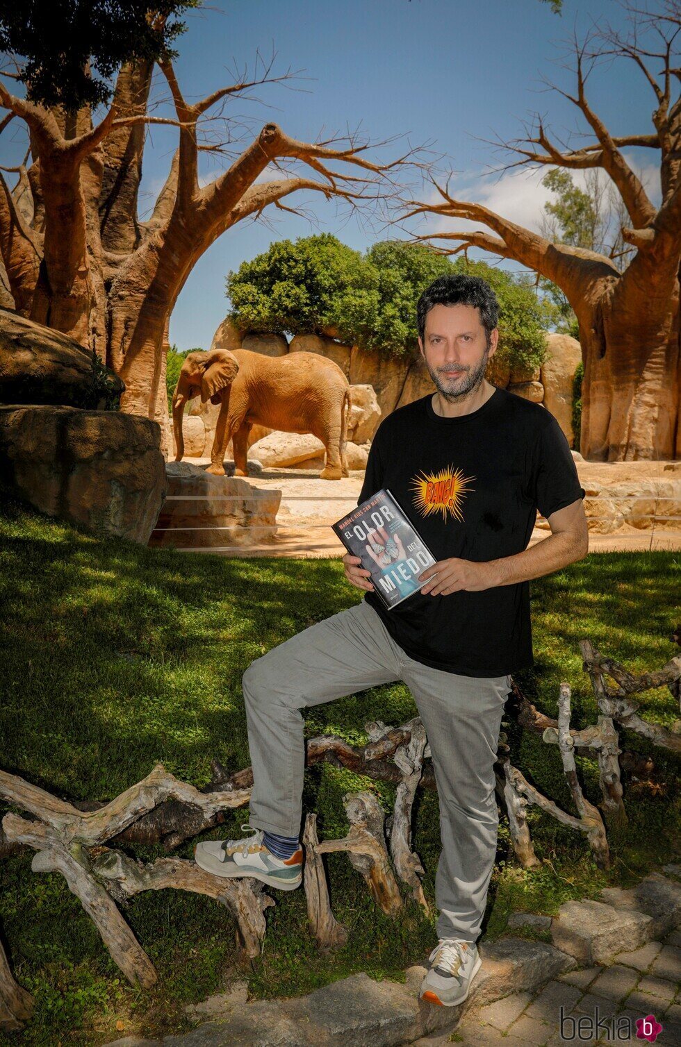 Manuel Ríos San Martín con su novela 'El olor del miedo' en el Bioparc de Valencia