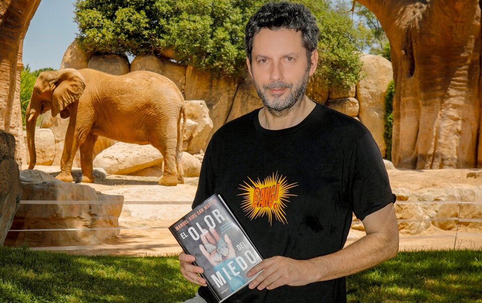 Manuel Ríos San Martín con su novela 'El olor del miedo' en el Bioparc de Valencia