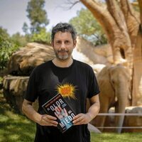 Manuel Ríos San Martín con su novela 'El olor del miedo'