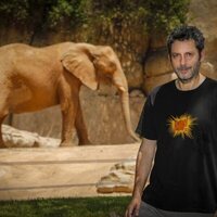 Manuel Ríos San Martín con un elefante del Bioparc de Valencia