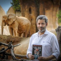 Manuel Ríos San Martín posa con su novela 'El olor del miedo'