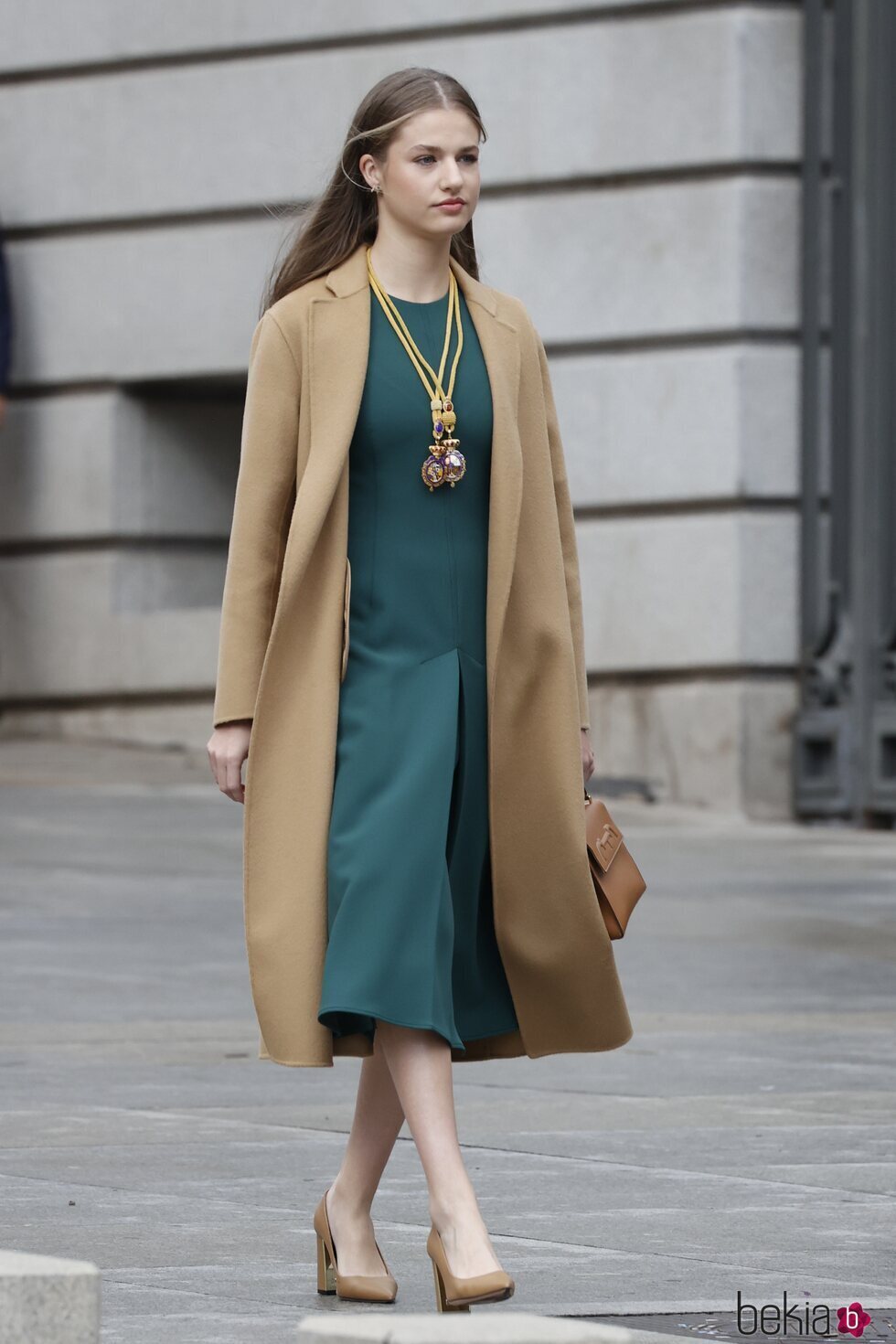 La Princesa Leonor con vestido verde, altos tacones y abrigo y bolso de la Reina Letizia en la apertura de la XV Legislatura