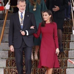 Los Reyes Felipe y Letizia cogidos del brazo y seguidos de la Princesa Leonor en la Apertura de la XV Legislatura 