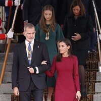 Los Reyes Felipe y Letizia cogidos del brazo y seguidos de la Princesa Leonor en la Apertura de la XV Legislatura 