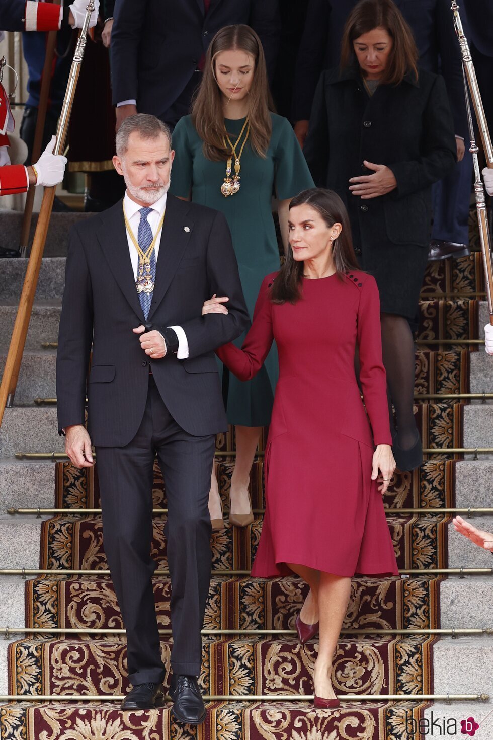 Los Reyes Felipe y Letizia cogidos del brazo y seguidos de la Princesa Leonor en la Apertura de la XV Legislatura 