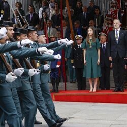 Los Reyes Felipe y Letizia y la Princesa Leonor viendo el desfile militar por la Apertura de la XV Legislatura