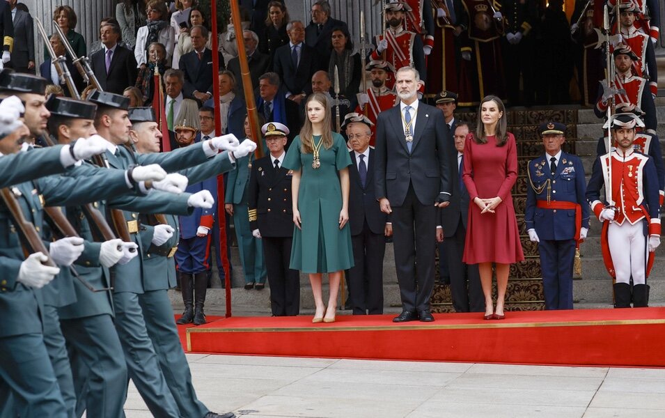 Los Reyes Felipe y Letizia y la Princesa Leonor viendo el desfile militar por la Apertura de la XV Legislatura