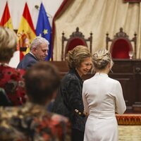 La Reina Sofía sonríe a Yolanda Díaz en la entrega del Premio Reina Sofía de Poesía Iberoamericana