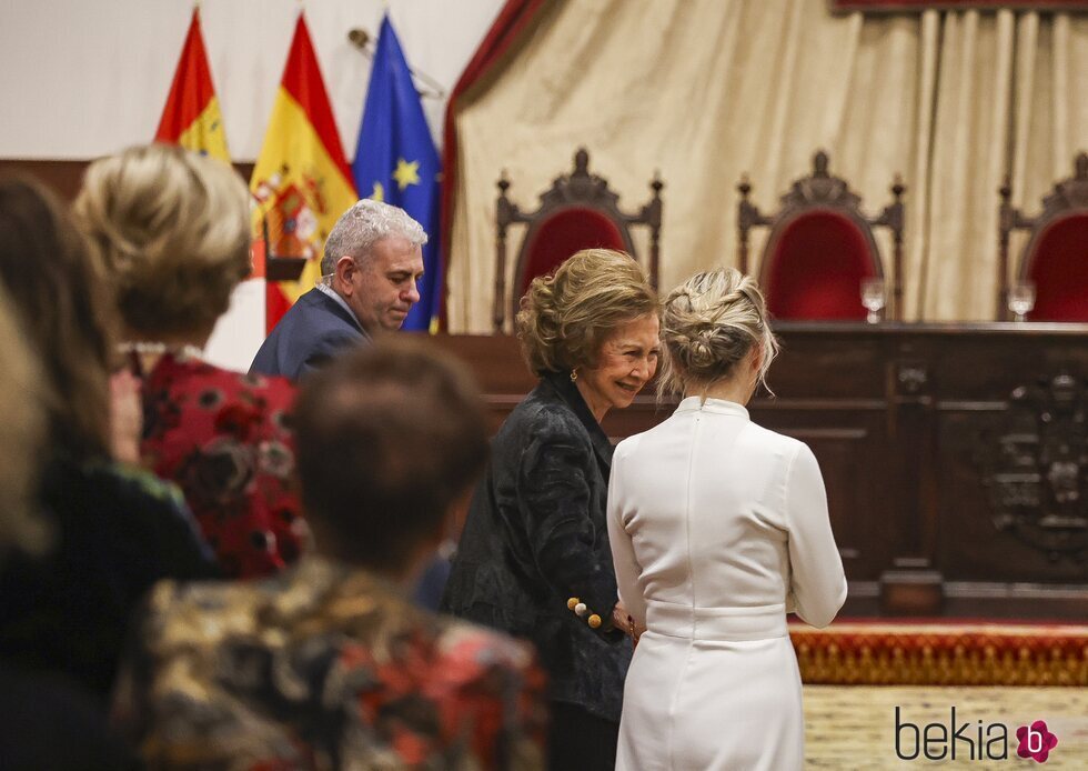 La Reina Sofía sonríe a Yolanda Díaz en la entrega del Premio Reina Sofía de Poesía Iberoamericana