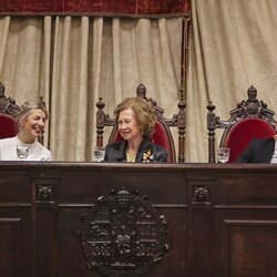 Yolanda Díaz, la Reina Sofía y el rector de la Universidad de Salamanca en la entrega del Premio Reina Sofía de Poesía Iberoamericana