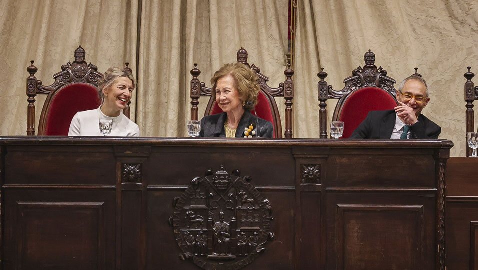 Yolanda Díaz, la Reina Sofía y el rector de la Universidad de Salamanca en la entrega del Premio Reina Sofía de Poesía Iberoamericana