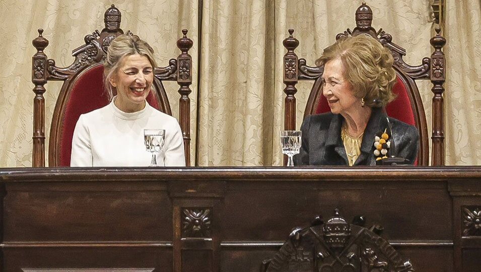 La Reina Sofía y Yolanda Díaz, muy sonrientes en la entrega del Premio Reina Sofía de Poesía Iberoamericana