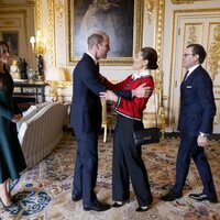 El Príncipe Guillermo y Victoria de Suecia se saludan en presencia de Kate Middleton y Daniel de Suecia