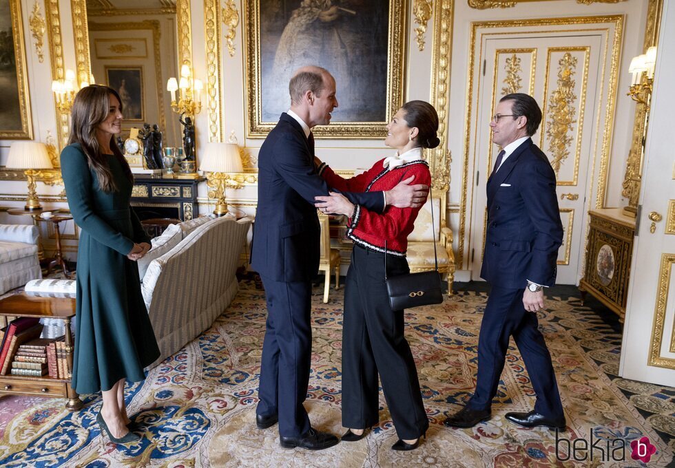 El Príncipe Guillermo y Victoria de Suecia se saludan en presencia de Kate Middleton y Daniel de Suecia