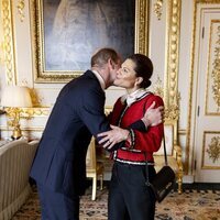 El Príncipe Guillermo y Victoria de Suecia se saludan con un beso en Windsor Castle