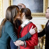 Kate Middleton y Victoria de Suecia se dan un beso mientras el Príncipe Guillermo y Daniel de Suecia se dan la mano