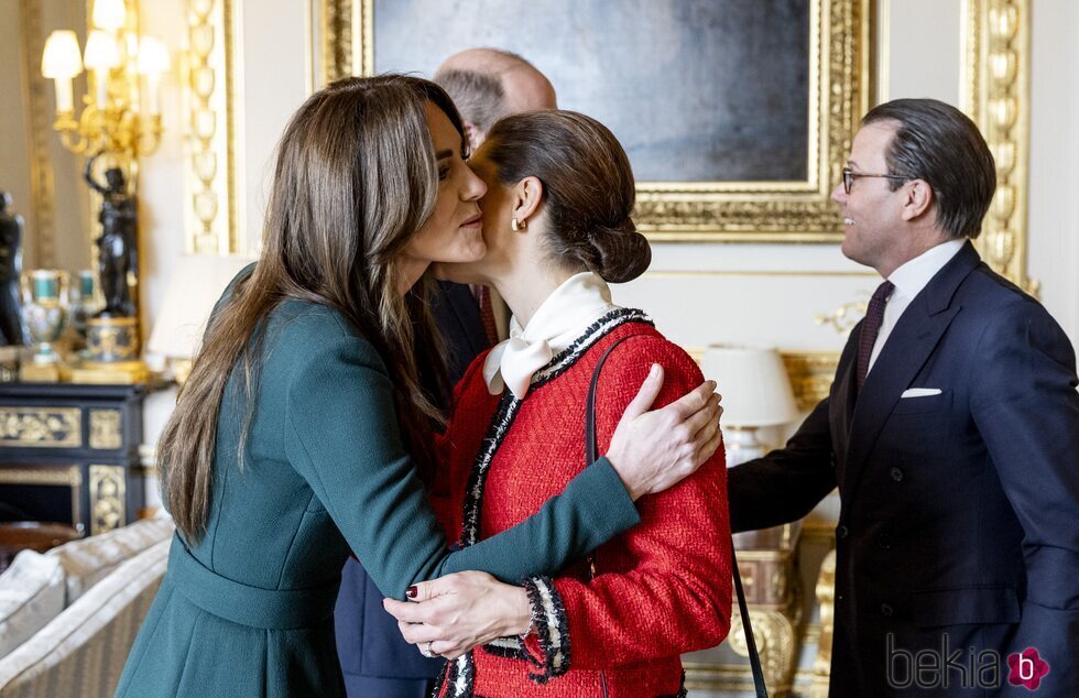 Kate Middleton y Victoria de Suecia se dan un beso mientras el Príncipe Guillermo y Daniel de Suecia se dan la mano