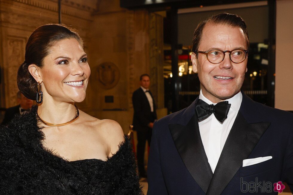 Victoria y Daniel de Suecia en la Royal Variety Performance 2023