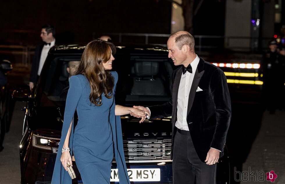 El Príncipe Guillermo y Kate Middleton se cogen de la mano y se dedican una sonrisa en la Royal Variety Performance 2023