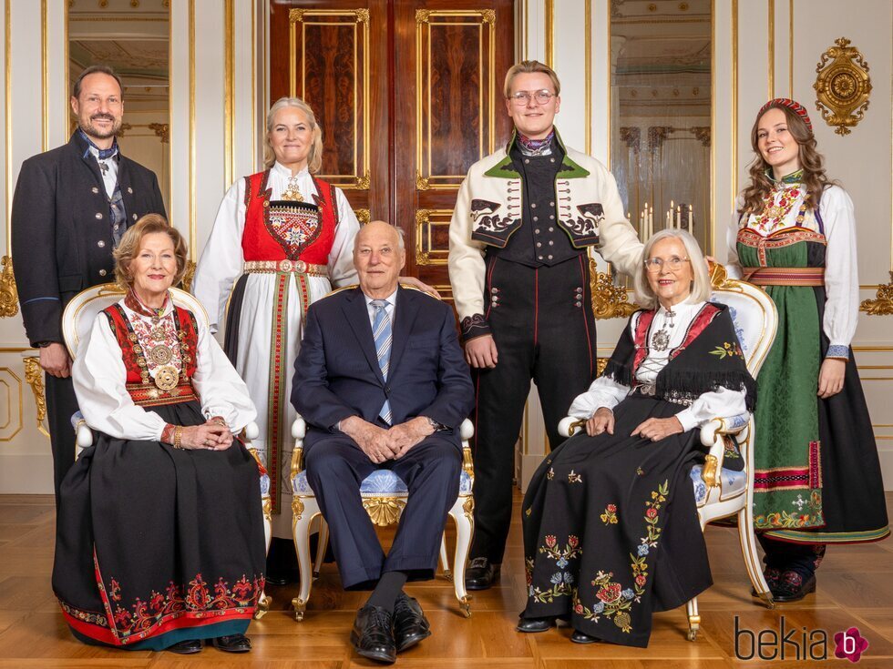 La Familia Real Noruega y la madre de Mette-Marit de Noruega en el 18 cumpleaños de Sverre Magnus de Noruega