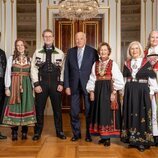 La Familia Real Noruega y la madre de Mette-Marit de Noruega con los trajes tradicionales noruegos en el 18 cumpleaños de Sverre Magnus de Noruega