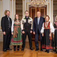 La Familia Real Noruega y la madre de Mette-Marit de Noruega con los trajes tradicionales noruegos en el 18 cumpleaños de Sverre Magnus de Noruega