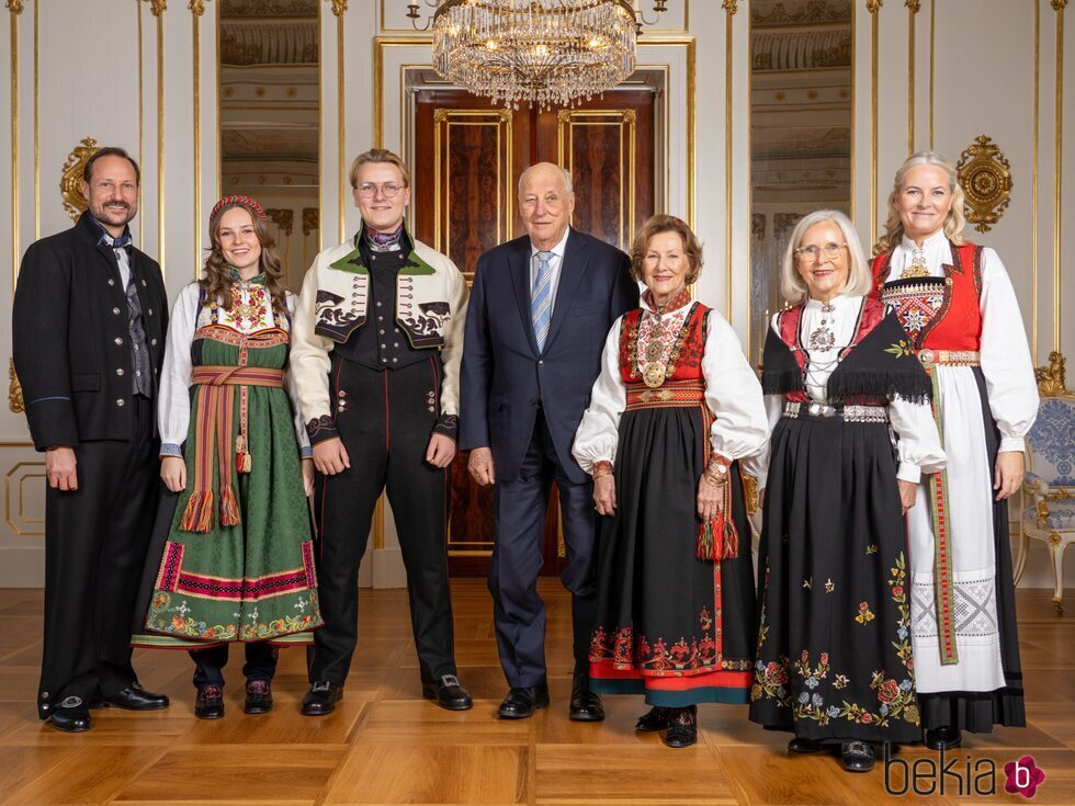 La Familia Real Noruega y la madre de Mette-Marit de Noruega con los trajes tradicionales noruegos en el 18 cumpleaños de Sverre Magnus de Noruega