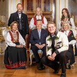 Sverre Magnus de Noruega con sus padres, su hermana y sus abuelos en su 18 cumpleaños