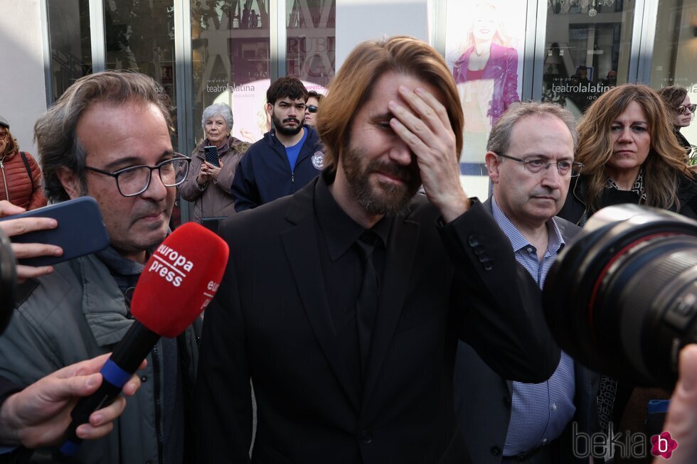 Manuel Velasco, desolado en la capilla ardiente de Concha Velasco