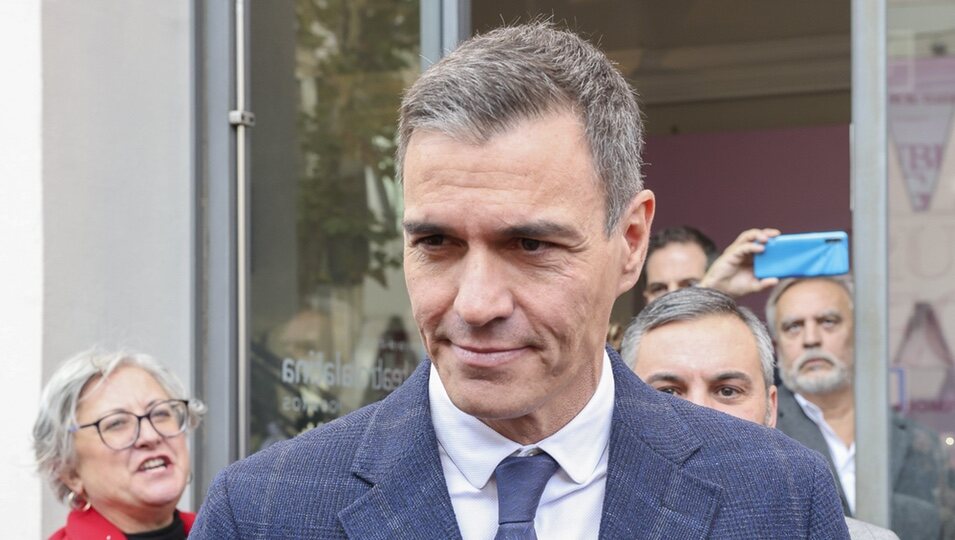 Pedro Sánchez saliendo de la capilla ardiente de Concha Velasco