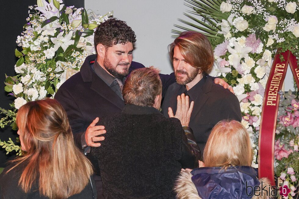 Los hijos de Concha Velasco con José Manuel Parada en la capilla ardiente de la artista