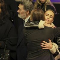 Paula Echevarría se abraza a Manuel Velasco en la capilla ardiente de Concha Velasco