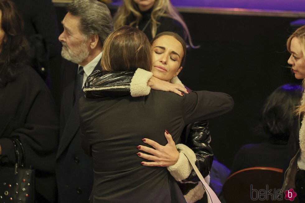 Paula Echevarría se abraza a Manuel Velasco en la capilla ardiente de Concha Velasco