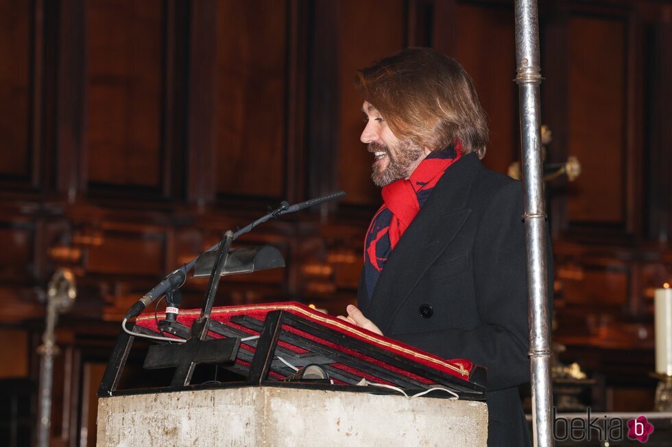 Manuel Velasco leyendo en el funeral de Concha Velasco